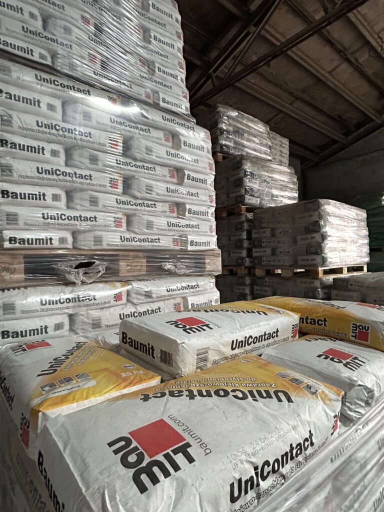 Worki kleju Baumit UniContact na paletach w magazynie Szach-Mat w Kłobucku