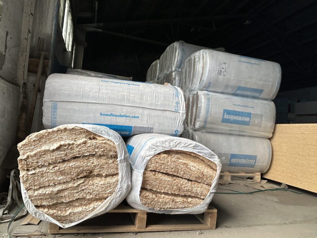 Rolki wełny mineralnej Knauf Insulation w magazynie Szach-Mat