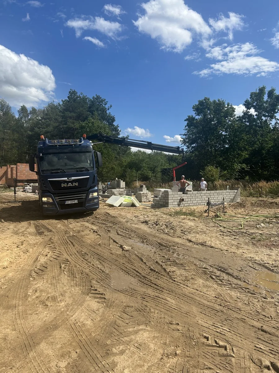 Samochód SZACH-MAT z dźwigiem HDS na budowie osiedla