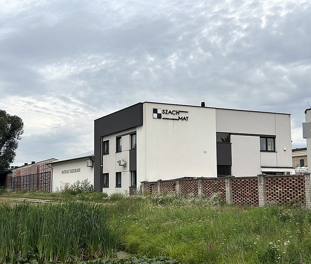 Budynek hurtowni SZACH MAT w Kłobucku, ul. Zamkowa 3b — widok od zewnątrz