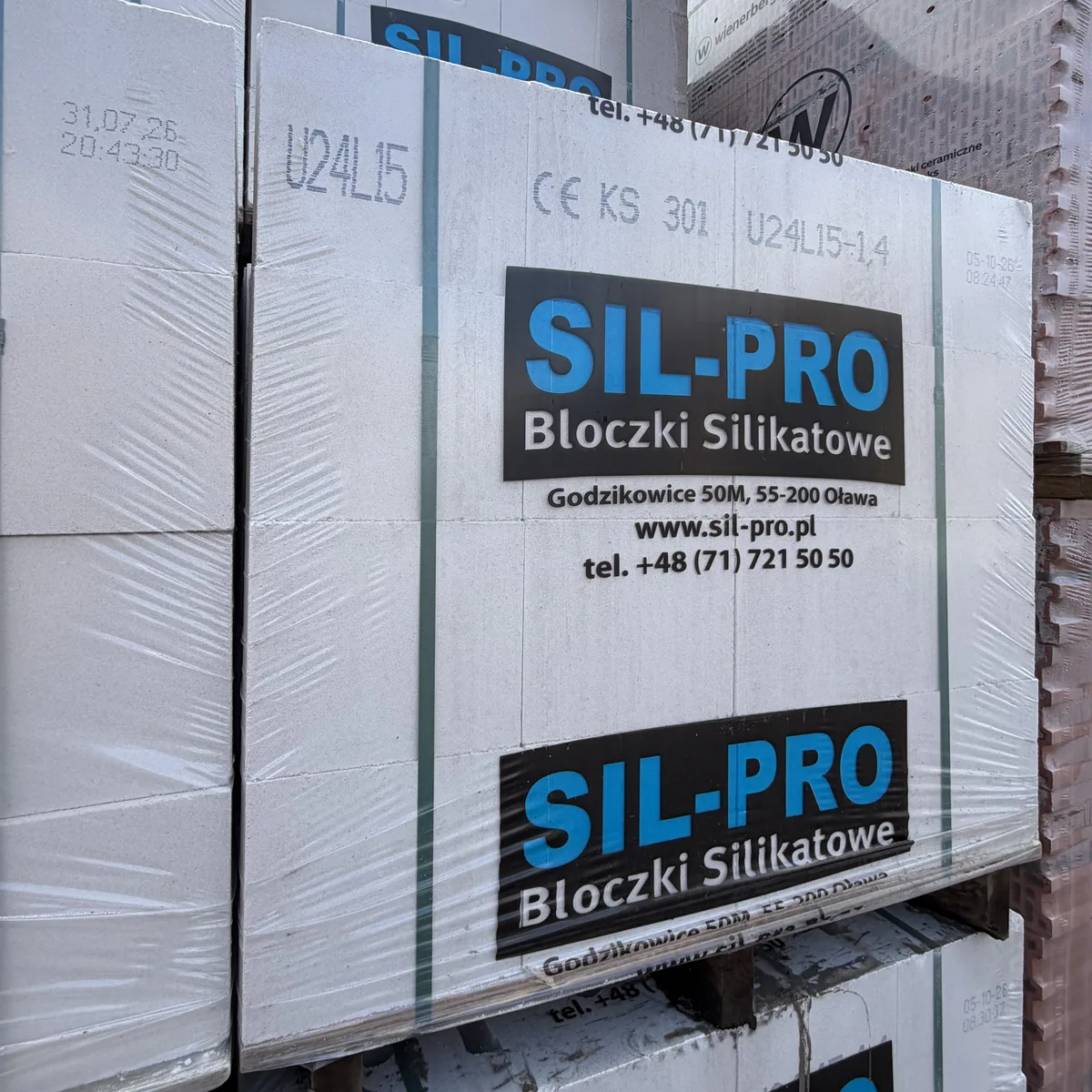 Palety bloczków silikatowych Sil-Pro U24L na placu hurtowni Szach-Mat w Kłobucku