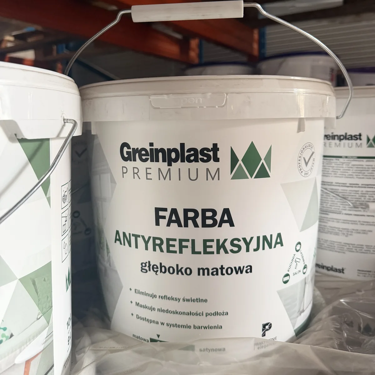 Wiadro głęboko matowej farby antyrefleksyjnej Greinplast Premium na regale w magazynie hurtowni Szach-Mat w Kłobucku