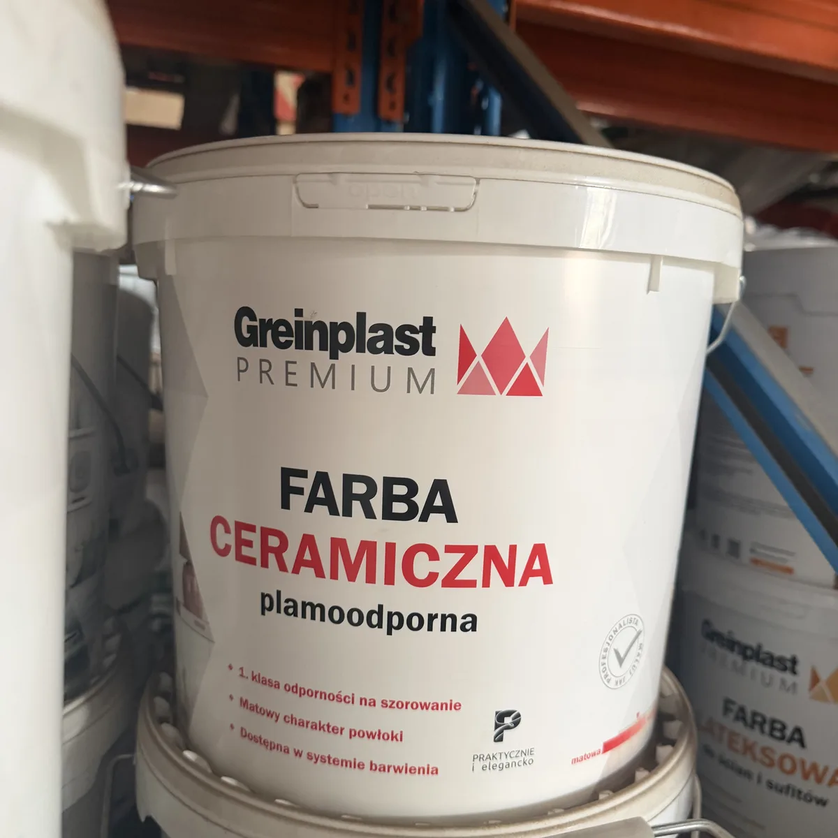 Wiadro farby ceramicznej plamoodpornej Greinplast Premium na regale w magazynie hurtowni Szach-Mat w Kłobucku