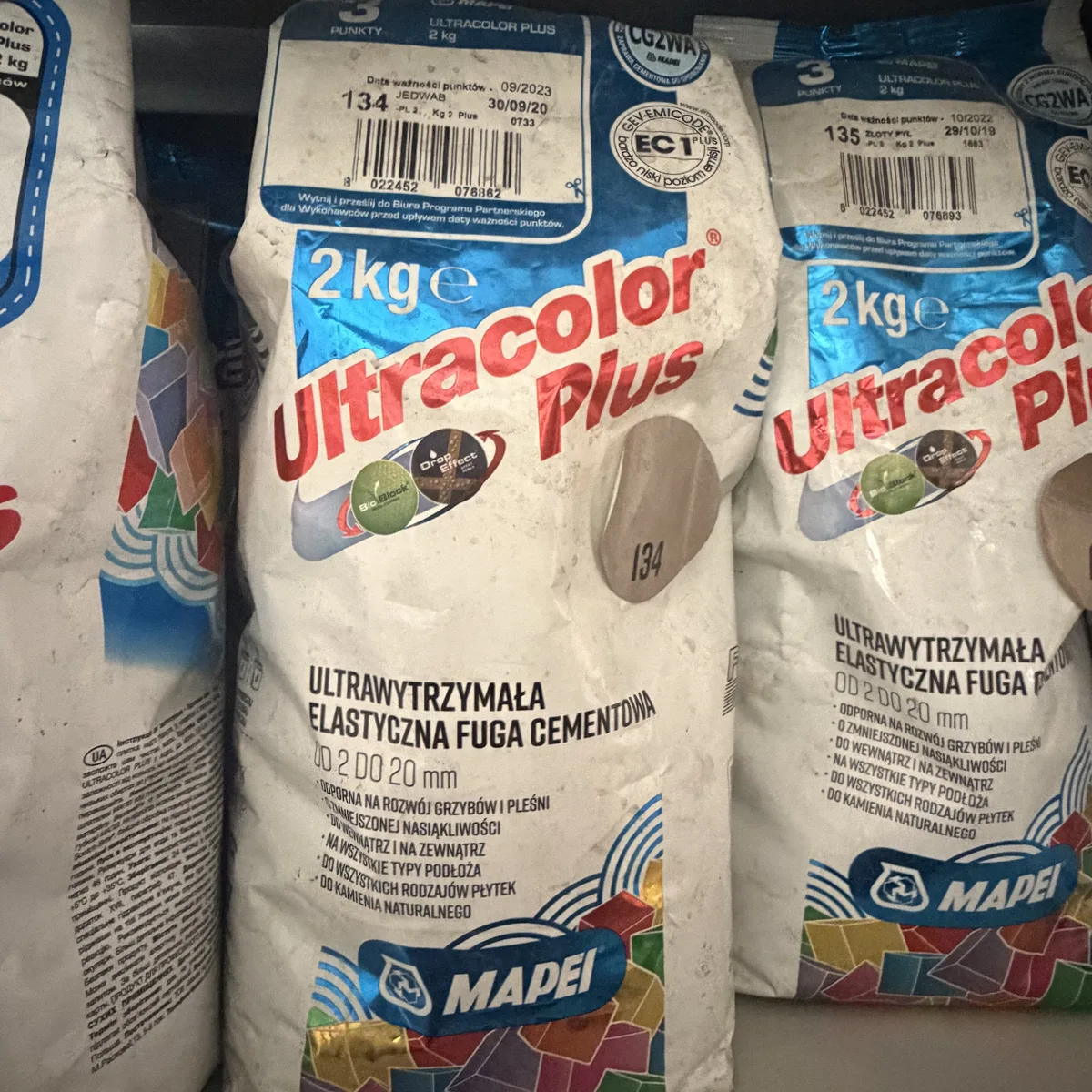 Worki fugi Mapei Ultracolor Plus 2 kg na regale w magazynie hurtowni Szach-Mat w Kłobucku