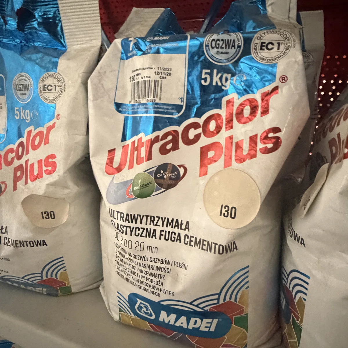 Worki fugi Mapei Ultracolor Plus 5 kg na regale w magazynie hurtowni Szach-Mat w Kłobucku