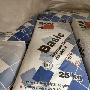 Worki kleju do płytek Baumit Baumacol Basic 25 kg w magazynie hurtowni Szach-Mat w Kłobucku