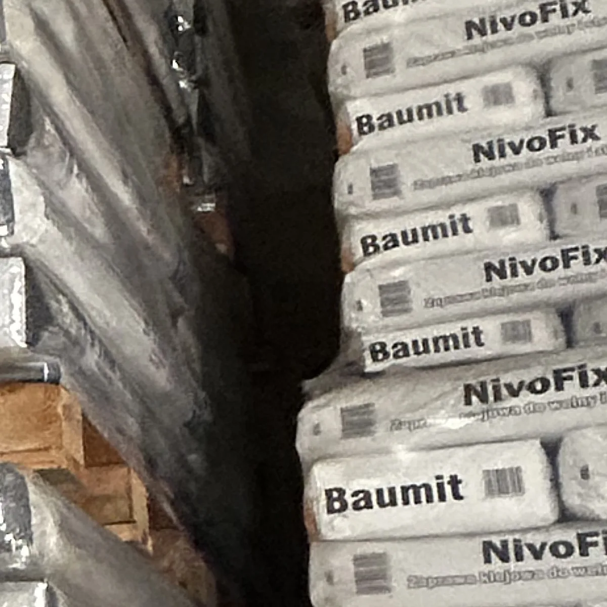 Worki kleju Baumit NivoFix 25 kg na palecie w hurtowni Szach-Mat w Kłobucku