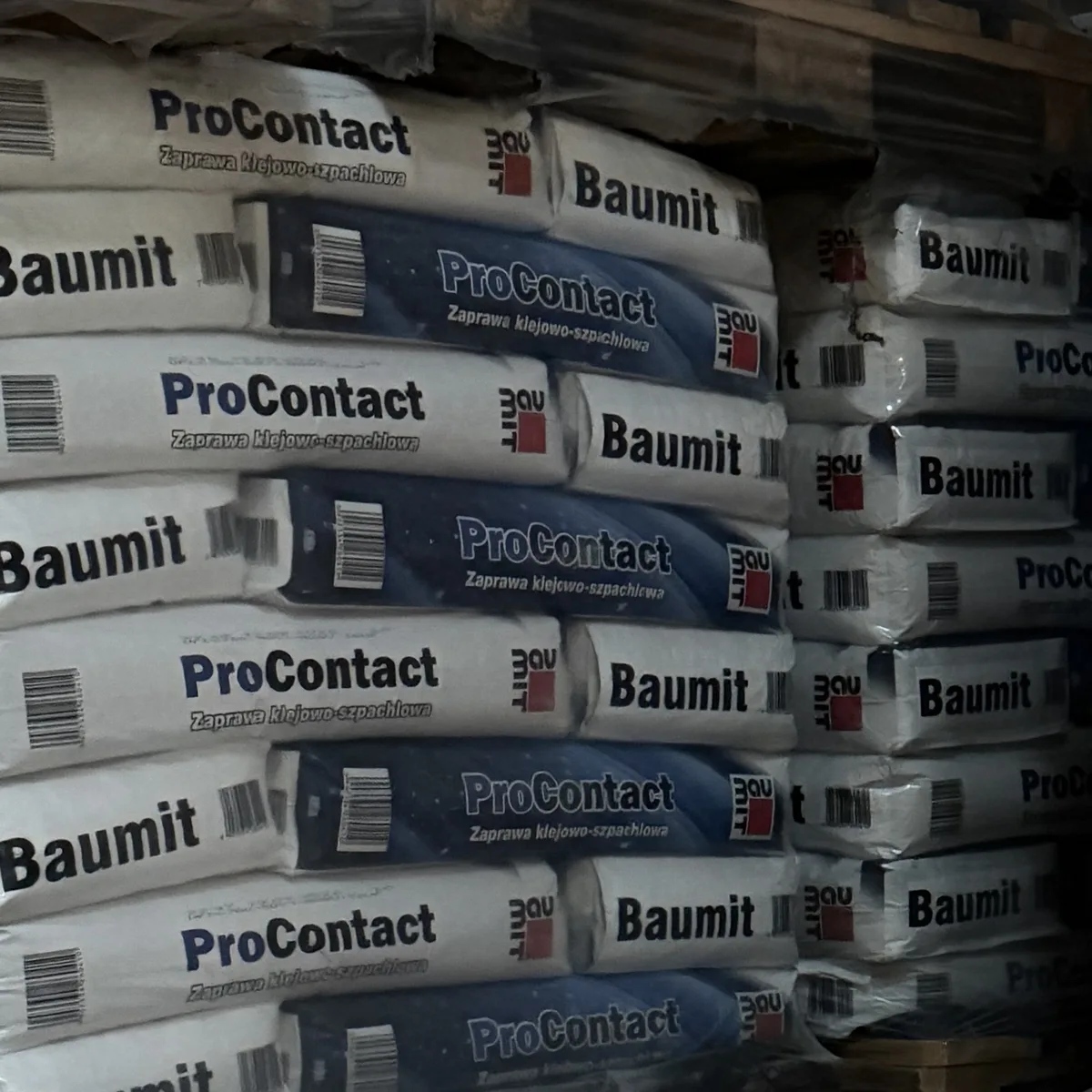 Palety worków zaprawy Baumit ProContact w magazynie hurtowni Szach-Mat w Kłobucku