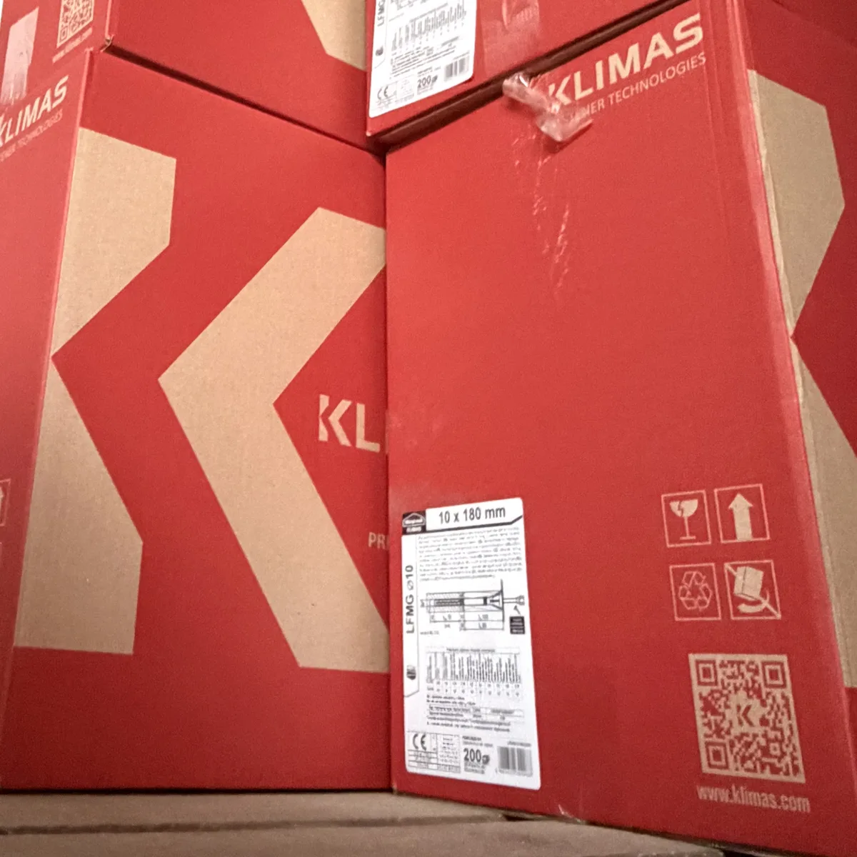 Kartony łączników Klimas LFMG-10 10 x 180 mm na regale w magazynie hurtowni Szach-Mat w Kłobucku