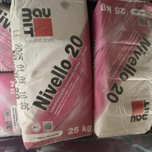 Worki 25 kg masy samopoziomującej Baumit Nivello 20 na palecie w magazynie hurtowni Szach-Mat w Kłobucku