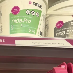 Wiadro gotowej masy szpachlowej Siniat Nida Pro 5 kg na regale w magazynie hurtowni Szach-Mat w Kłobucku