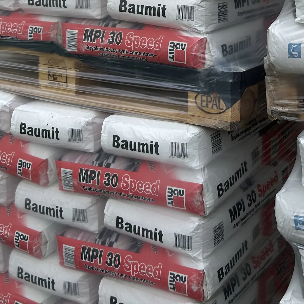 Worki tynku Baumit MPI 30 Speed 30 kg na palecie w magazynie hurtowni Szach-Mat w Kłobucku