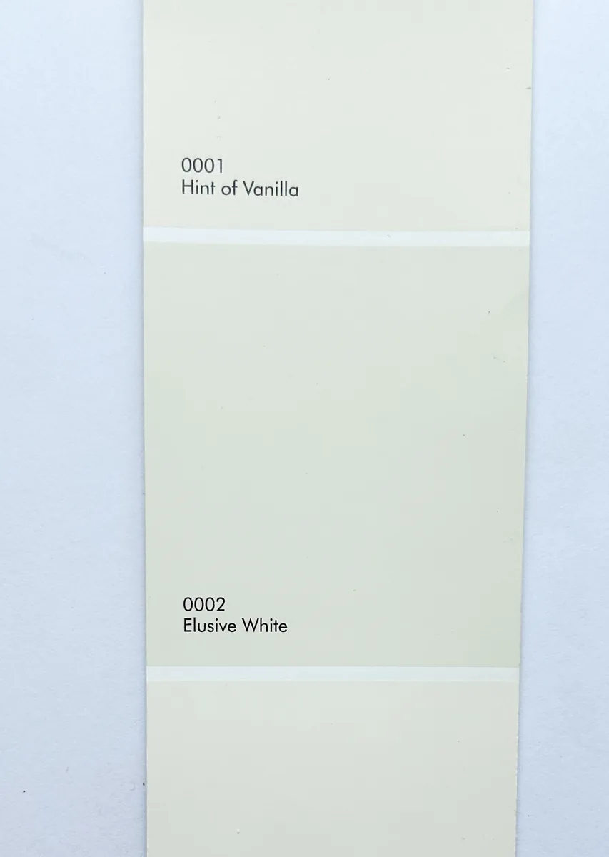 Zbliżenie paska wzornika Greinplast z widocznymi kodami 0001 Hint of Vanilla i 0002 Elusive White